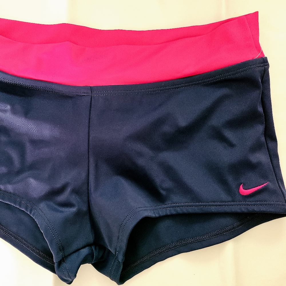 Nike - Picture 2 of 4
